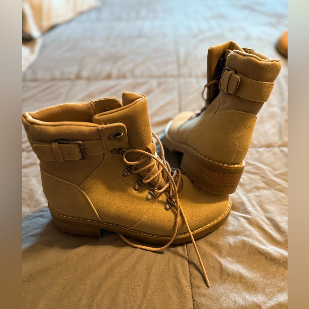 8 1/2 Universal Thread ankle boots